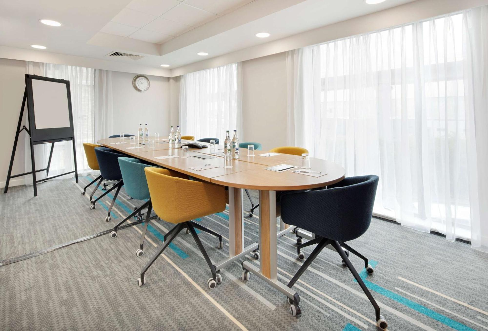 Отель Hampton By Hilton London Docklands Экстерьер фото